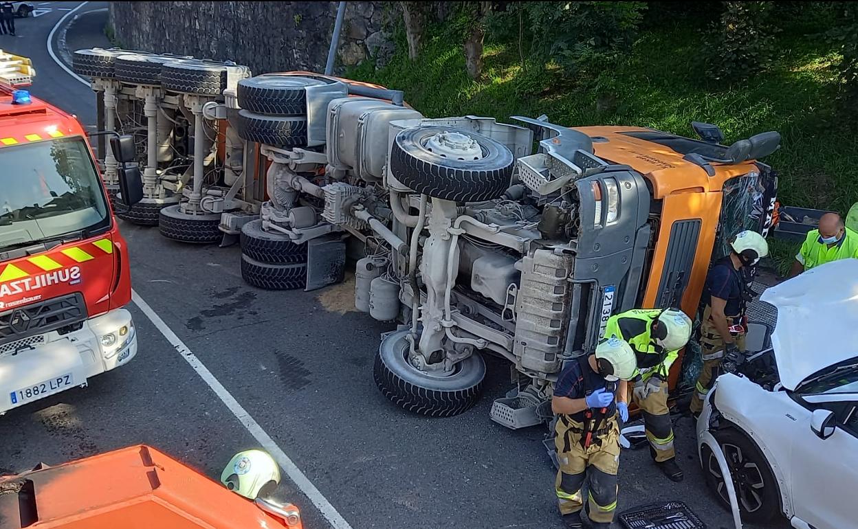 Los bomberos, trabajando en el siniestro.