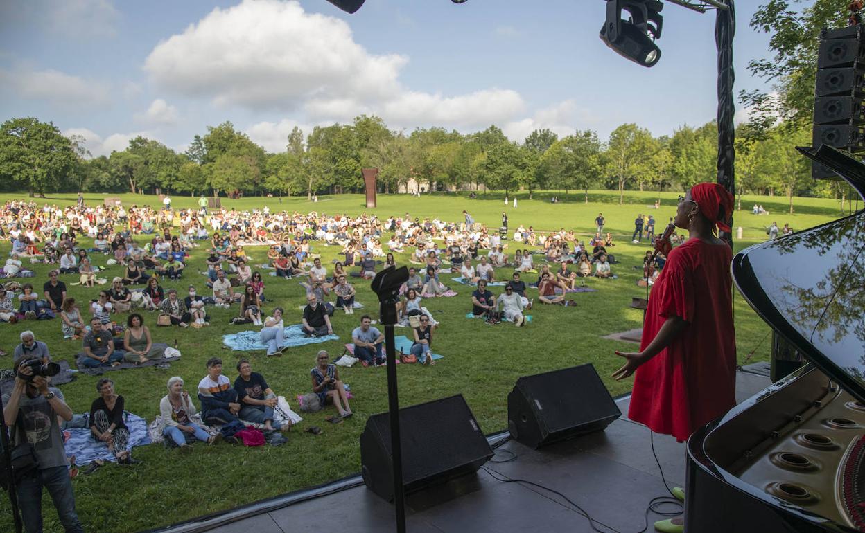 El concierto de Cécile McLorin Salvant en Chillida Leku