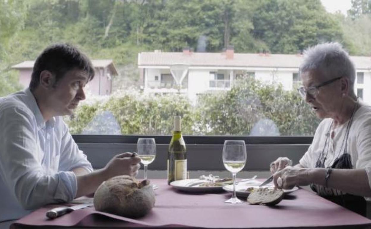 Maixabel Lasa, viuda de Juan Mari Jáuregui, e Ibon Etxezarreta, condenado por el atentado de su marido, en una escena del documental 'Zubiak'.