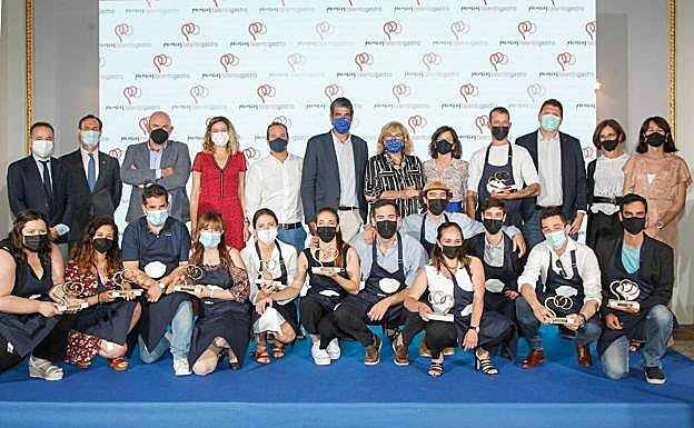 Todos los premiados y los patrocinadores posan con sus galardones tras el evento que se celebró en el Hotel María Cristina.