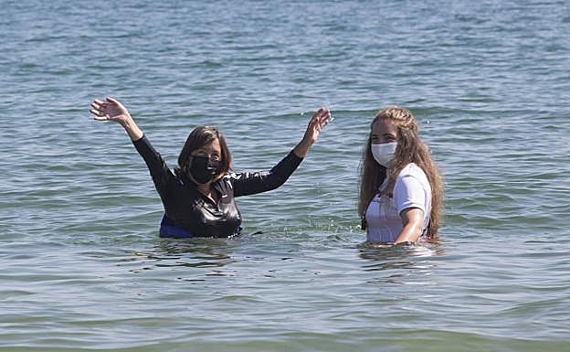 Malen disfruta de su baño asistido.