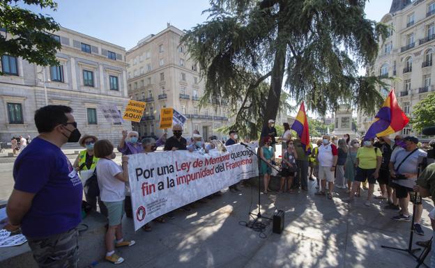 Imagen de una concentración reivindicando una Ley de Memoria justa. 