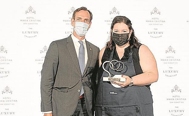 Borja García, director del Hotel María Cristina, hizo entrega del galardón a Nerea Ugarte.