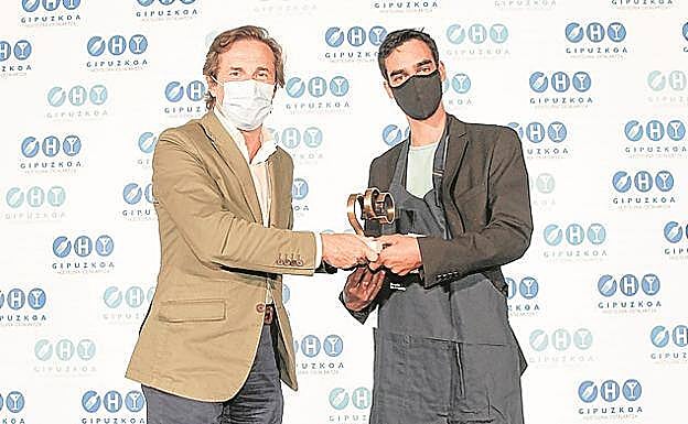 Óscar Pardo recibió el galardón de manos de José María Zapiain, de Hostelería Gipuzkoa. 