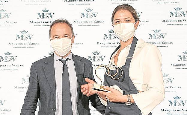 Ander Uribe, gestor de Alta Restauración de Varma, fue el encargado de entregar el premio a Shua Ibañez.