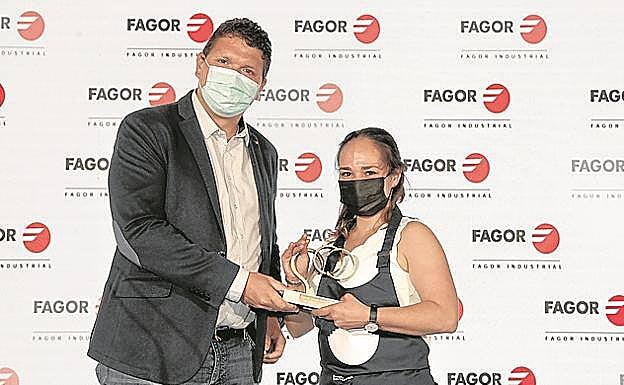Carmelo Villanueva, director general de Fagor Industrial, le dio el galardón a Cynthia Yaber.