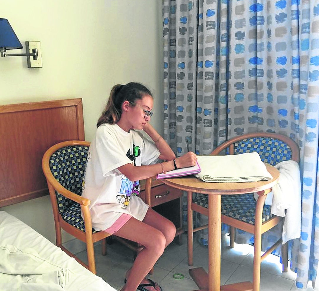 Jimena Guijarro permanece confinada en la habitación del hotel. 