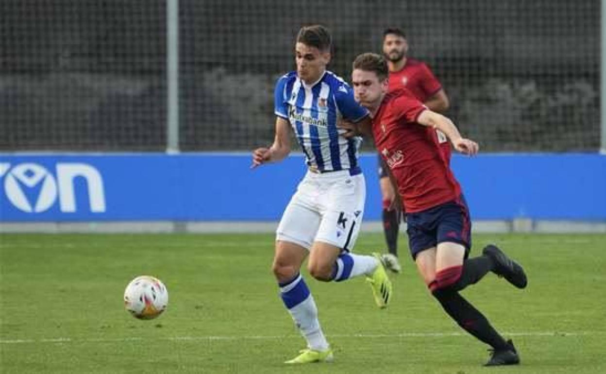 Martínez-Losa disputando un balón durante el amistoso contra Osasuna.