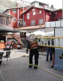 Imagen secundaria 2 - Desalojados por un incendio en un céntrico restaurante de Deba