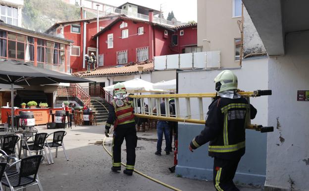 Imagen principal - Desalojados por un incendio en un céntrico restaurante de Deba