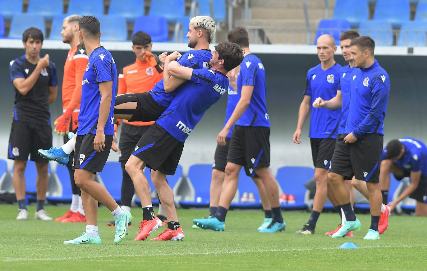 El conjunto txuri-urdin ha realizado hoy el último entrenamiento antes del segundo partido de la pretemporada que le enfrentará al equipo babazorro. 
