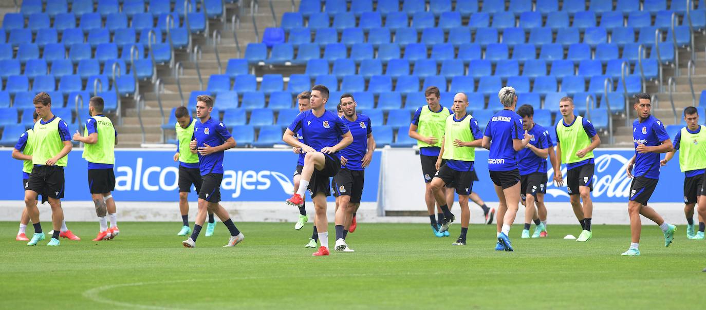 El conjunto txuri-urdin ha realizado hoy el último entrenamiento antes del segundo partido de la pretemporada que le enfrentará al equipo babazorro. 