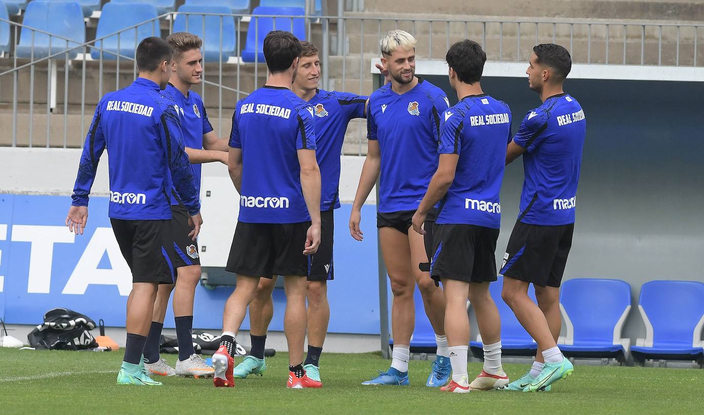 El conjunto txuri-urdin ha realizado hoy el último entrenamiento antes del segundo partido de la pretemporada que le enfrentará al equipo babazorro. 