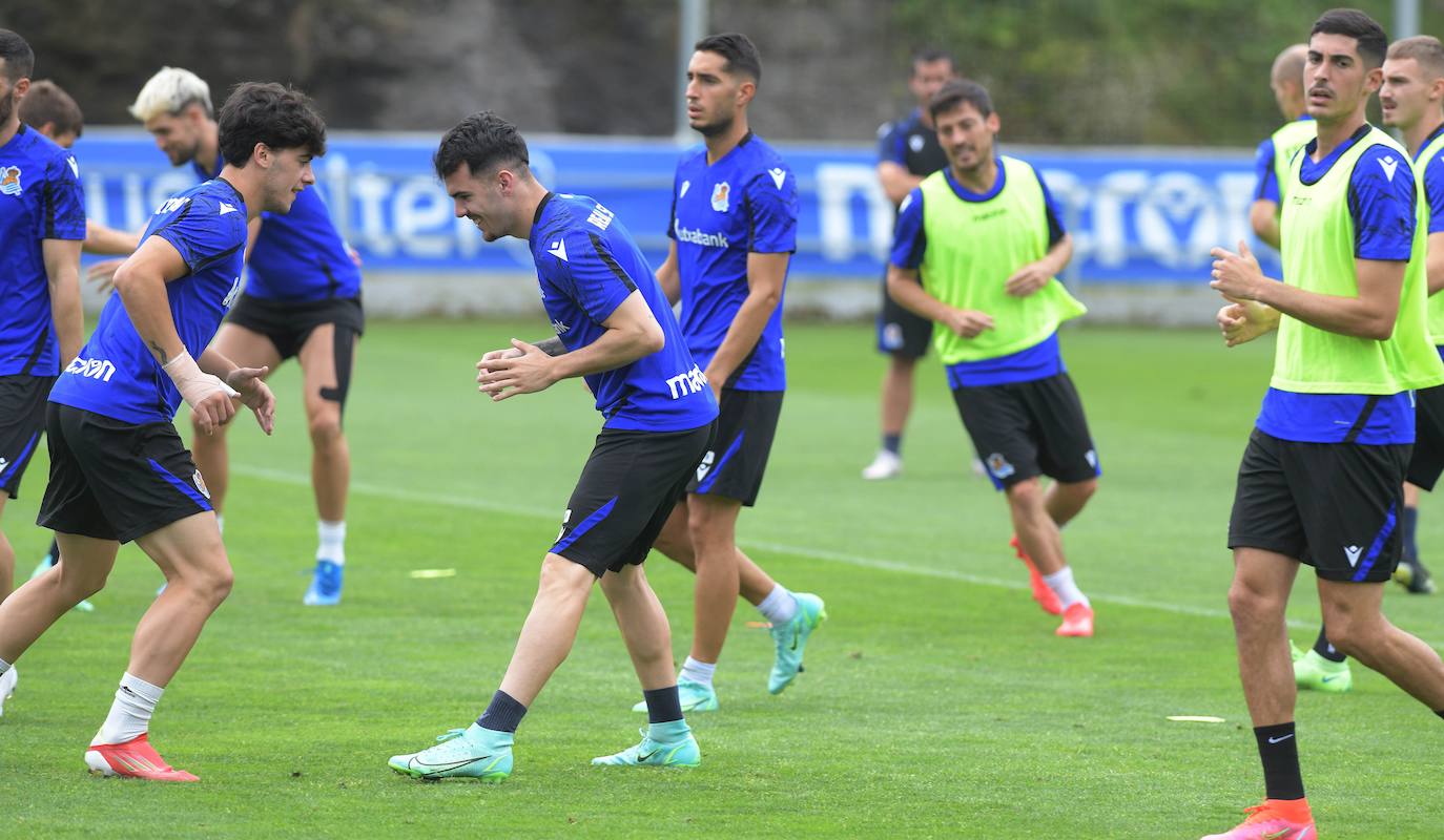 El conjunto txuri-urdin ha realizado hoy el último entrenamiento antes del segundo partido de la pretemporada que le enfrentará al equipo babazorro. 