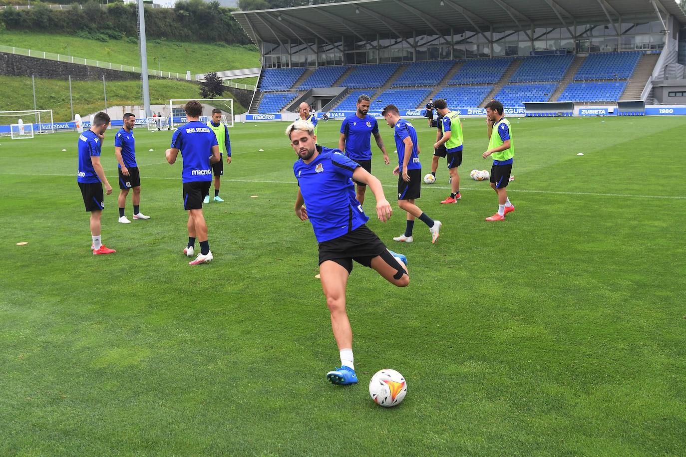 El conjunto txuri-urdin ha realizado hoy el último entrenamiento antes del segundo partido de la pretemporada que le enfrentará al equipo babazorro. 