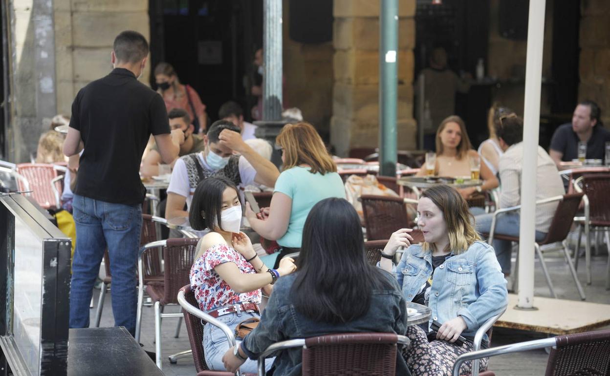 Coronavirus Euskadi: La quinta ola sigue en máximos con 1.769 contagios, tres de cada cinco en menores de 30 años