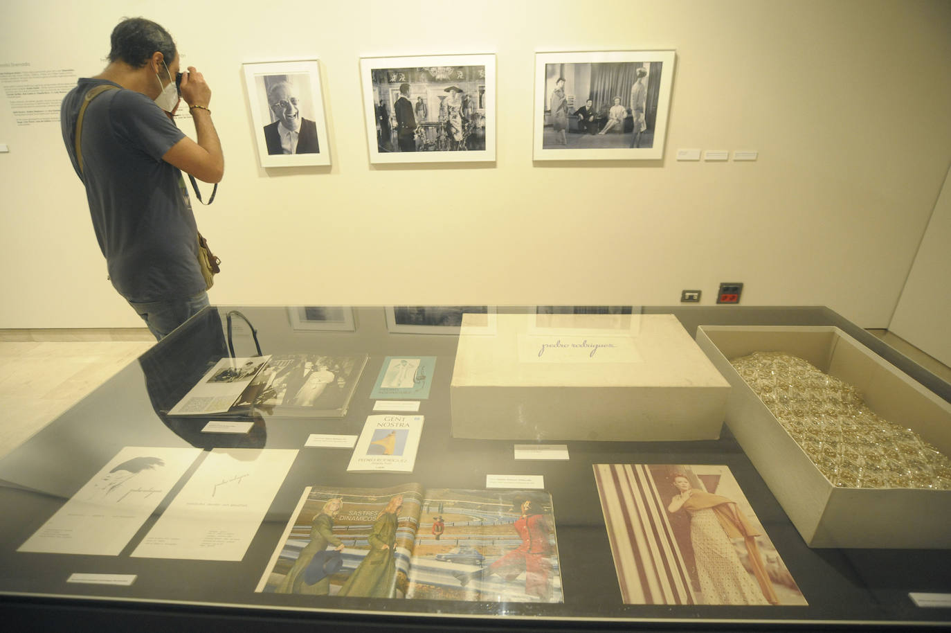 La casa de cultura Okendo acoge una muestra que reivindica al modisto Pedro Rodríguez y la casa de costura que abrió en Donostia.