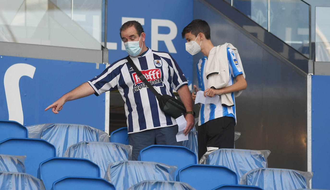 La afición de la Real Sociedad vuelve al estadio después de un largo periodo de tiempo