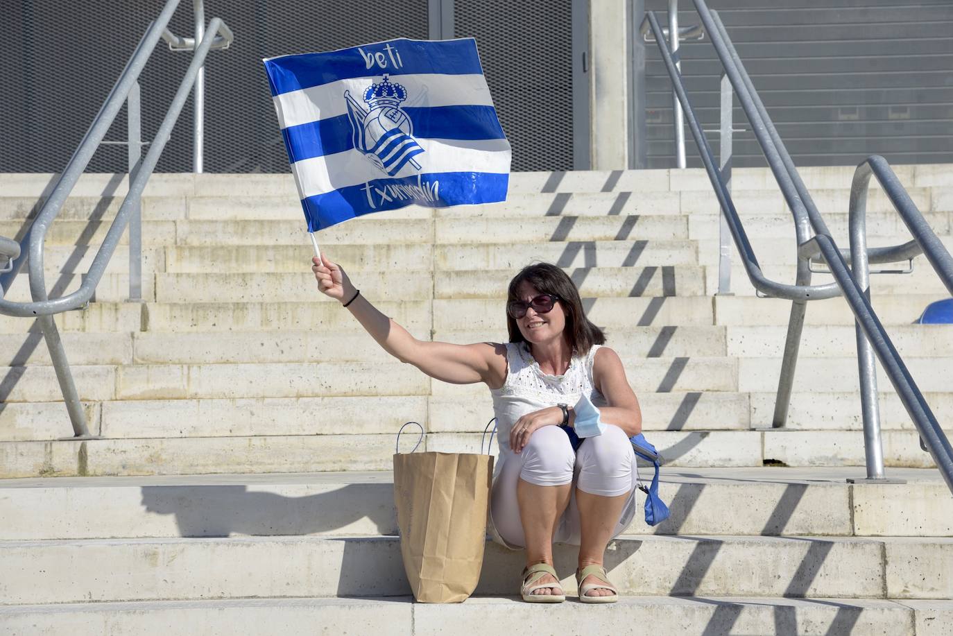 La afición de la Real Sociedad vuelve al estadio después de un largo periodo de tiempo