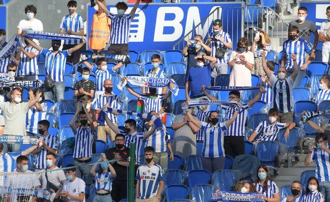 La afición de la Real Sociedad vuelve al estadio después de un largo periodo de tiempo