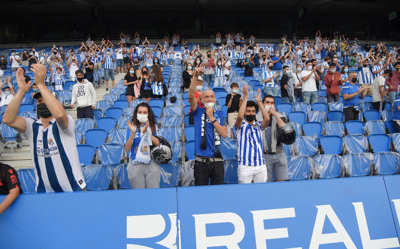 La afición de la Real Sociedad vuelve al estadio después de un largo periodo de tiempo