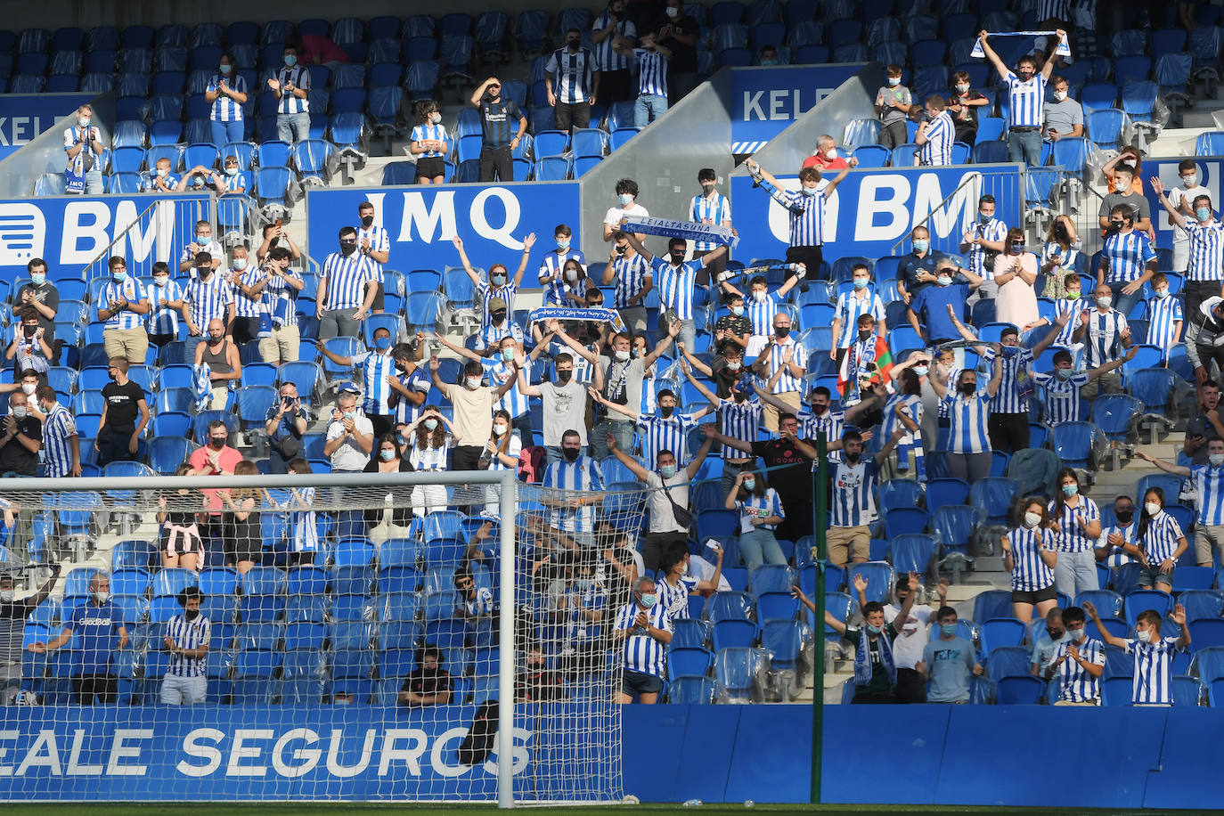 La afición de la Real Sociedad vuelve al estadio después de un largo periodo de tiempo