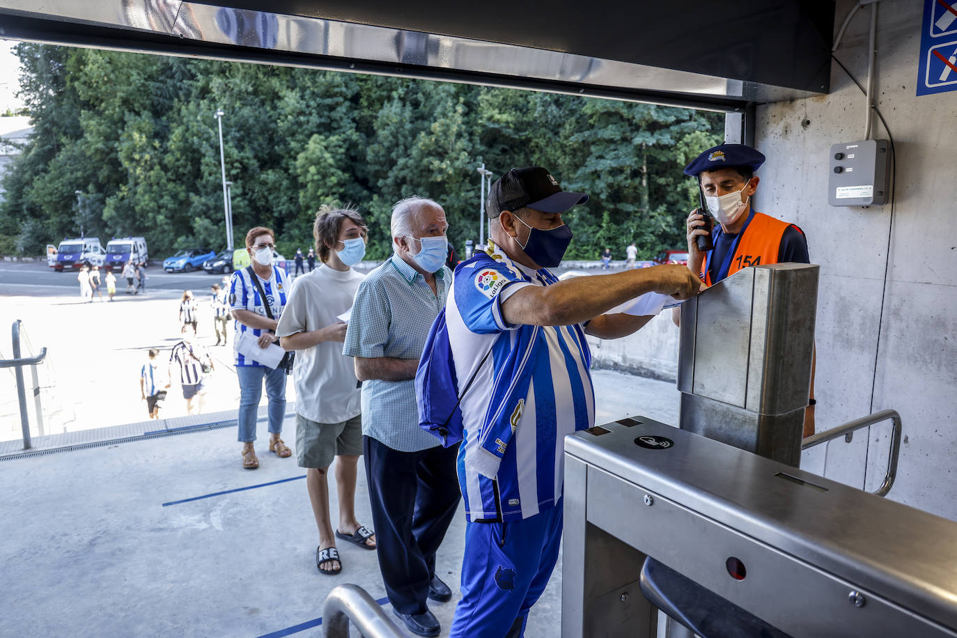 La afición de la Real Sociedad vuelve al estadio después de un largo periodo de tiempo