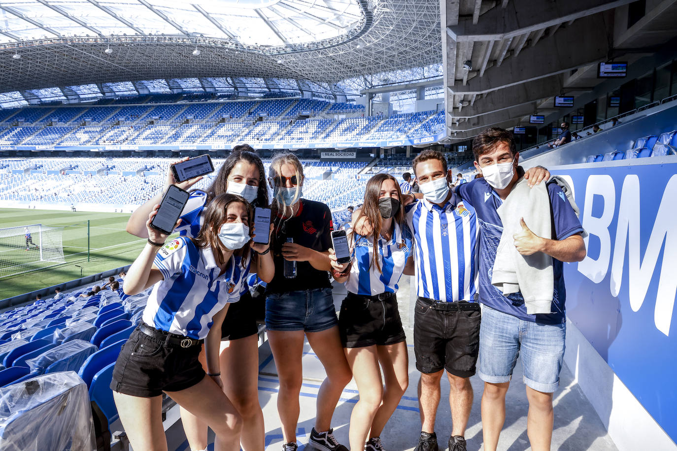 La afición de la Real Sociedad vuelve al estadio después de un largo periodo de tiempo