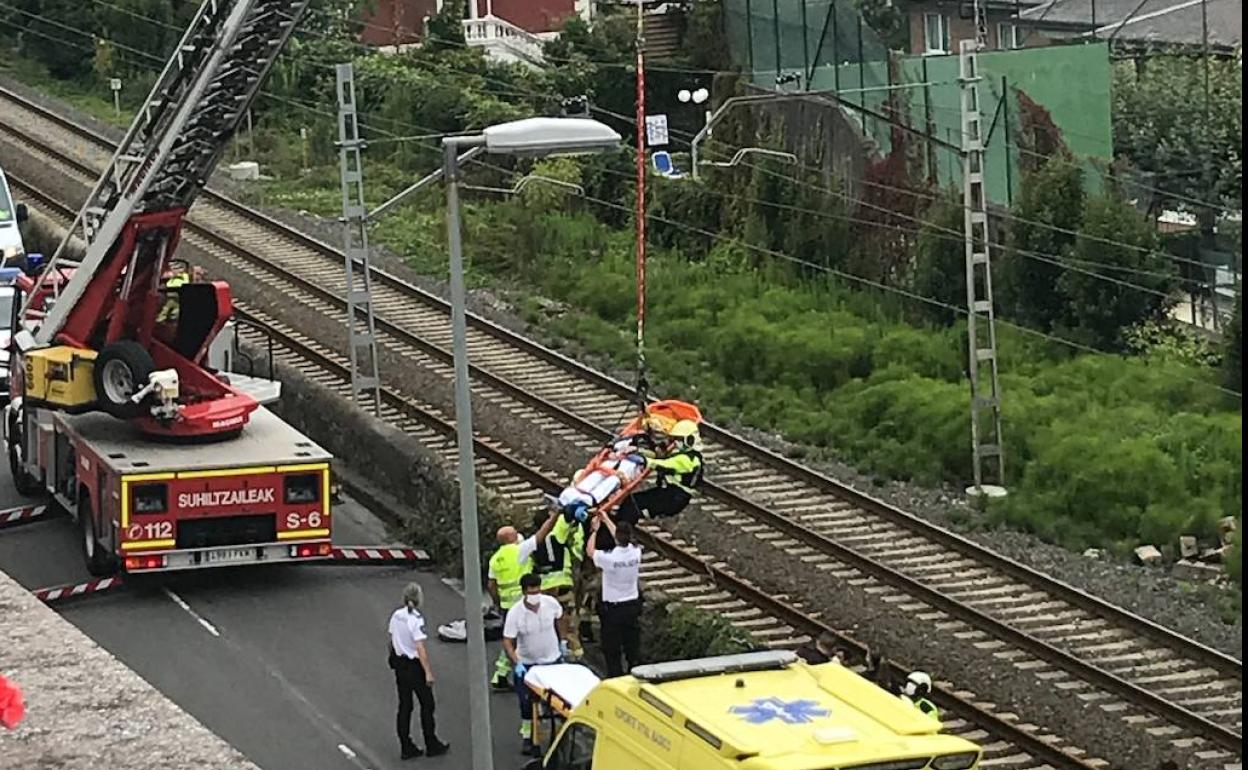 Rescate del herido el jueves tras sufrir un accidente con su patinete y caer a las vías del tren en Donostia.