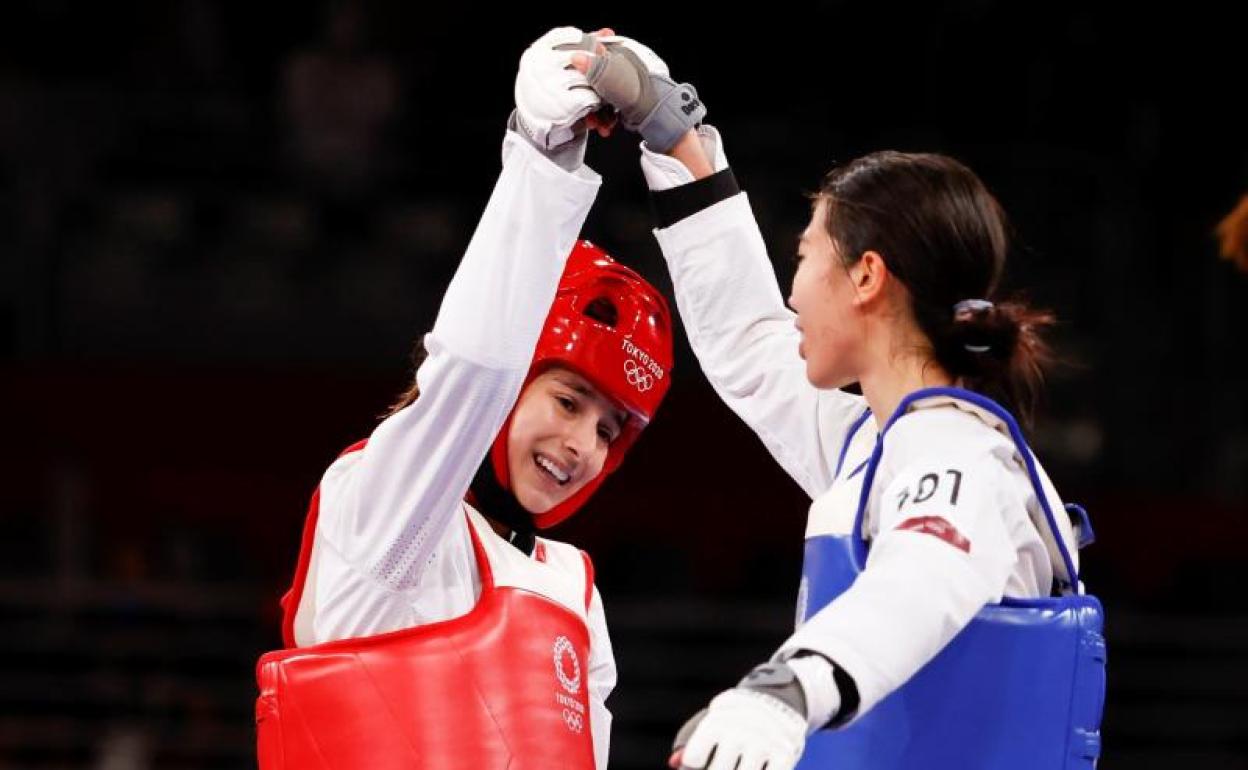 La española Adriana Cerezo y la tailandesa Panipak Wongpattanakit se felicitan tras la final. 