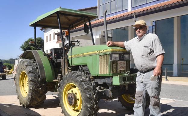 Patxi Imaz, junto a su tractor en Hernialde.