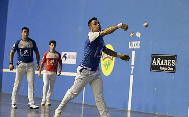 Imagen principal - Tres momentos del partido.