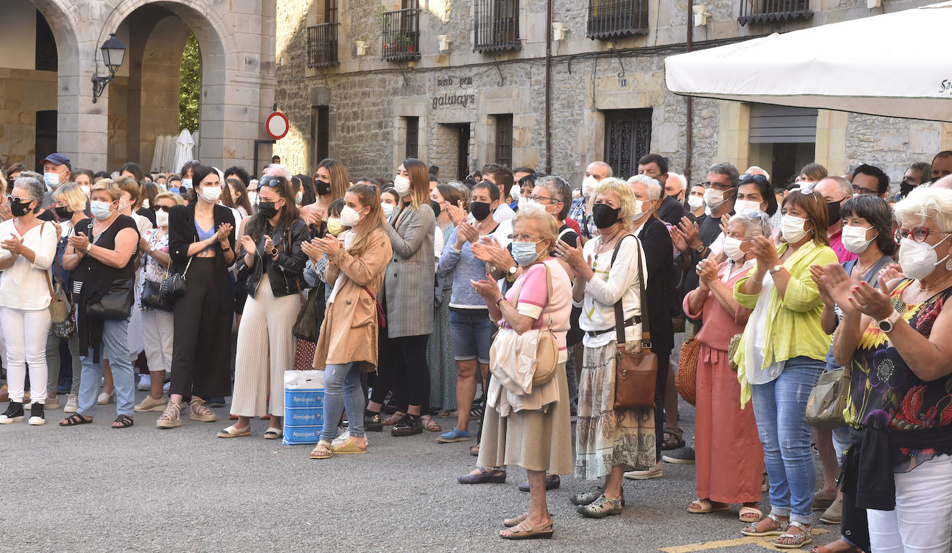 Decenas de personas han participado en una concentración convocada por el movimiento feminista Martxanterak en la Plaza San Martín
