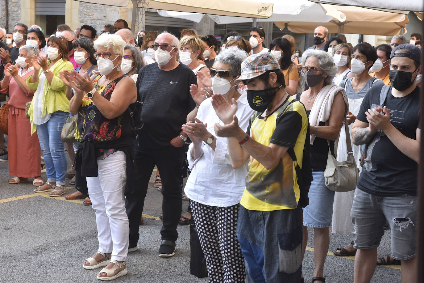 Decenas de personas han participado en una concentración convocada por el movimiento feminista Martxanterak en la Plaza San Martín