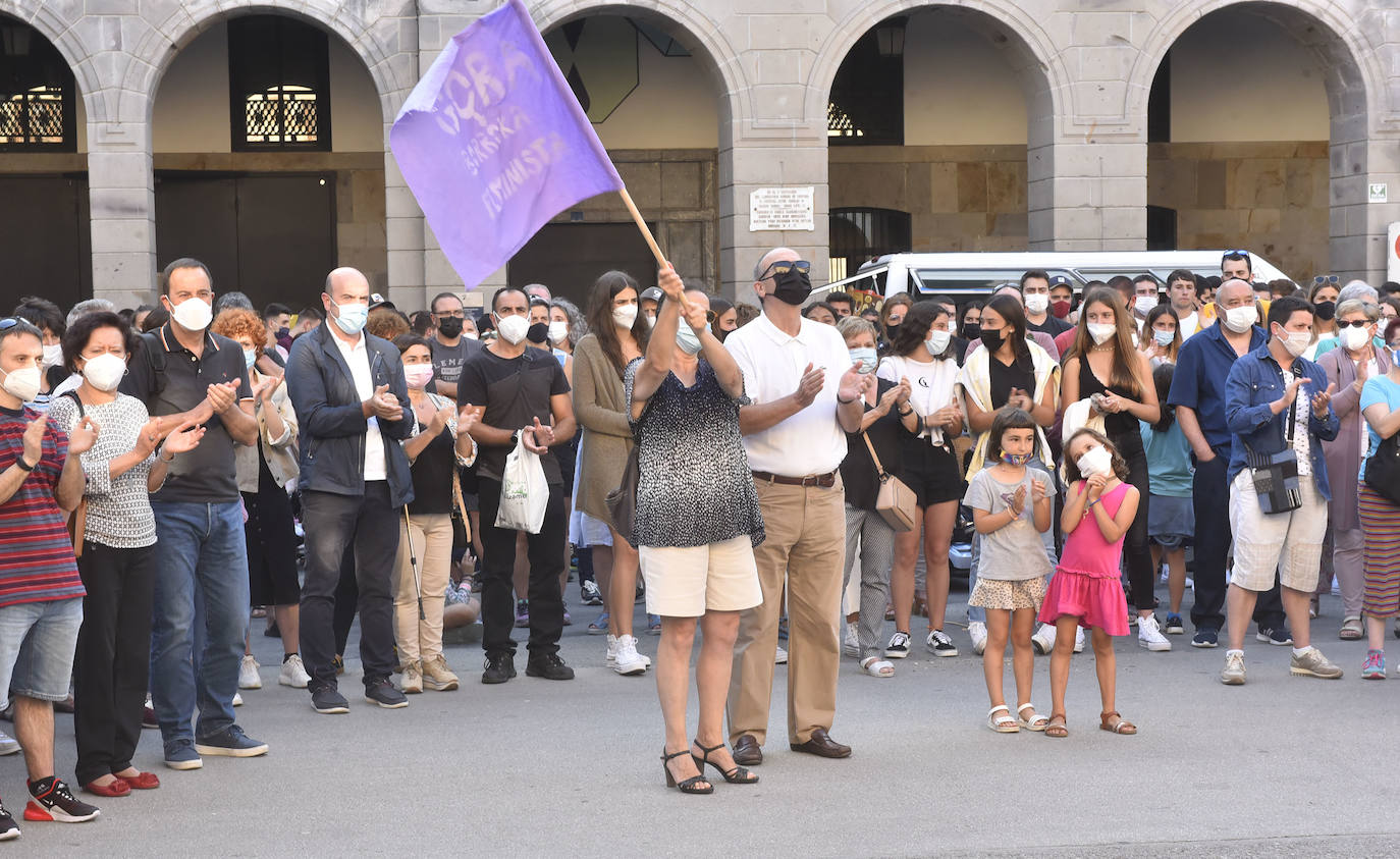 Decenas de personas han participado en una concentración convocada por el movimiento feminista Martxanterak en la Plaza San Martín
