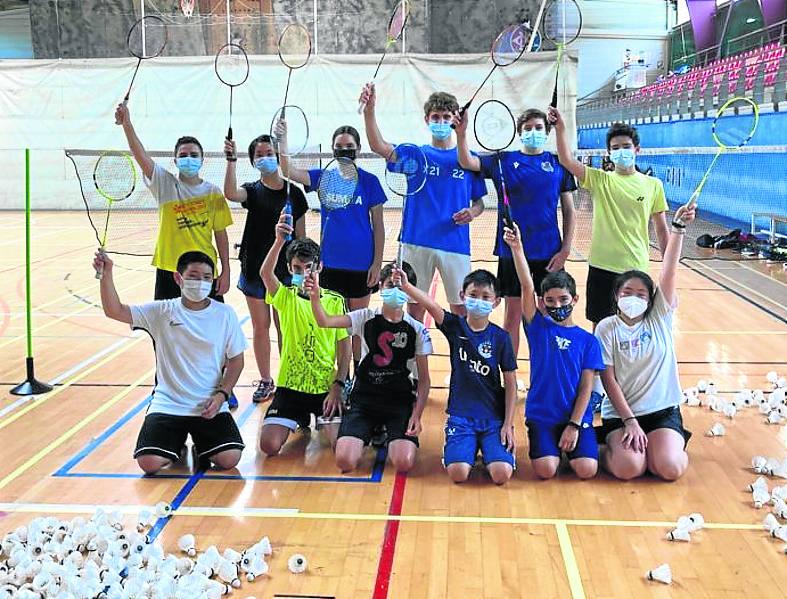 Los jóvenes de la escuela de bádminton de Aldapeta, ayer. 