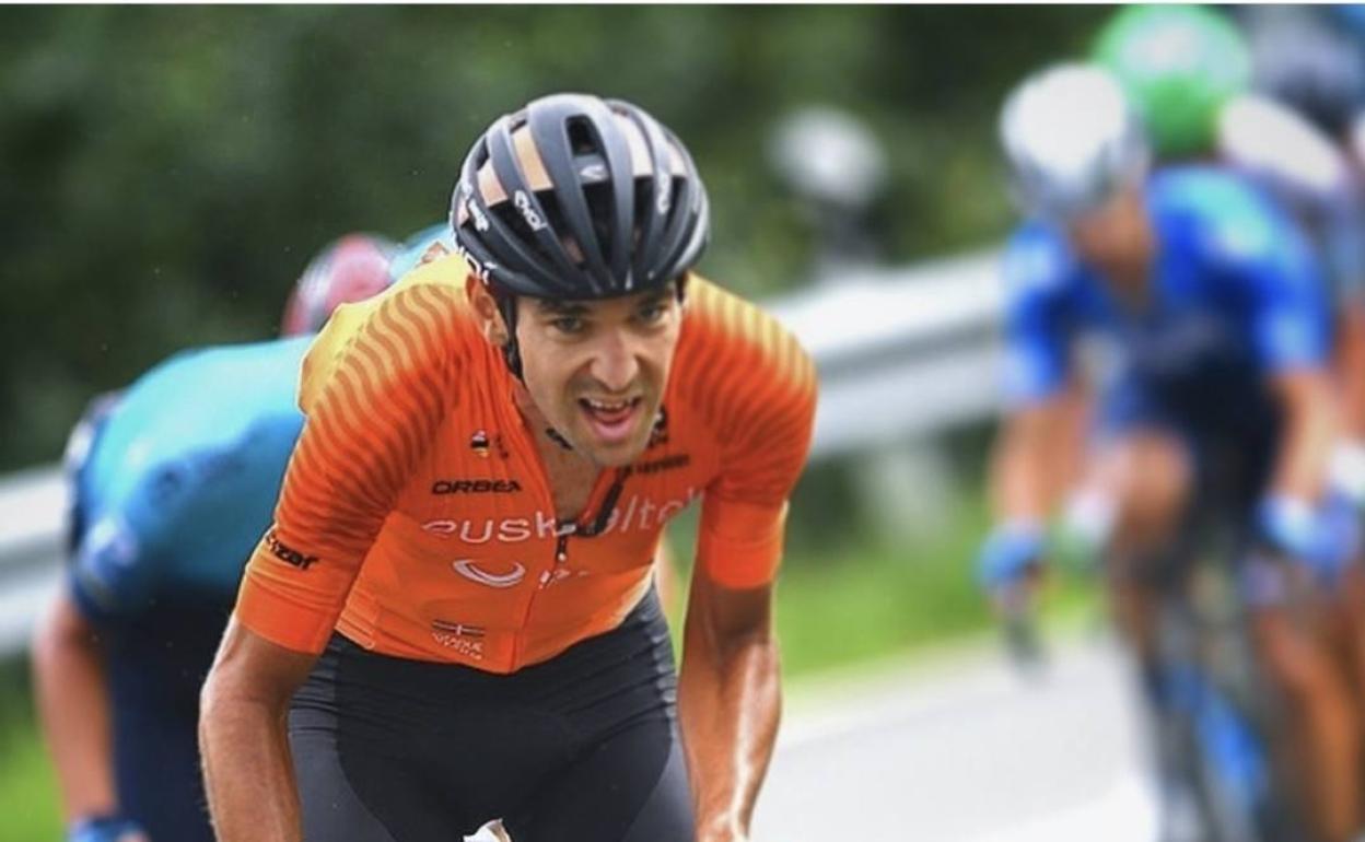 Mikel Iturria ataca en los kilómetros finales de la Clásica de Ordizia del domingo.