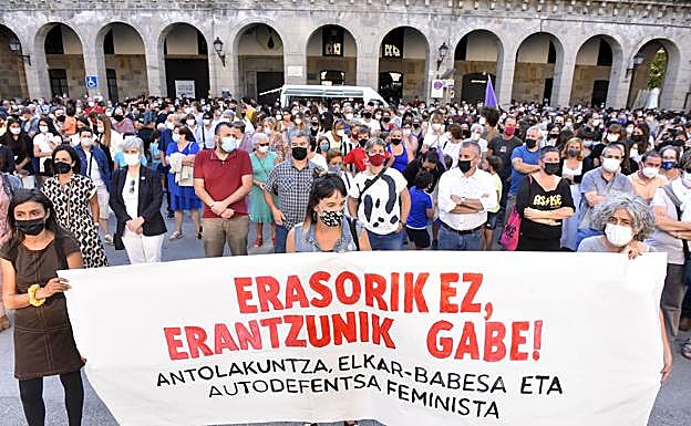 La concentración de este lunes en Bergara en repulsa a la presunta violación doble en Gijón.