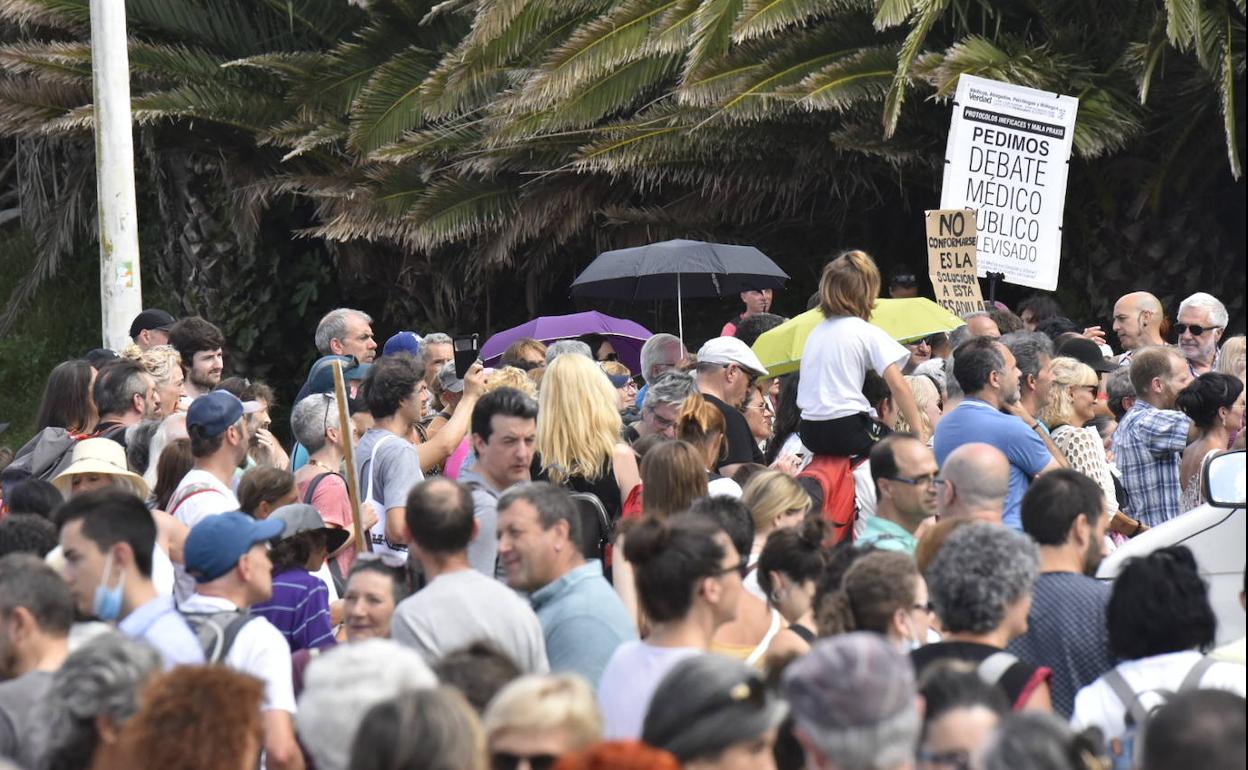Decenas de negacionistas se manifestaron el sábado en San Sebastián.