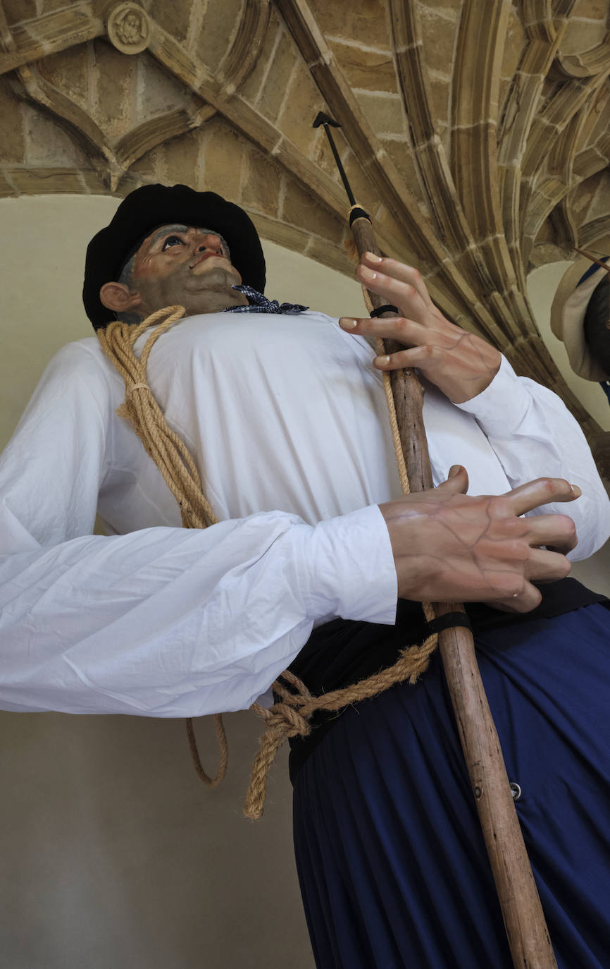 Por segundo año consecutivo, las emblemáticas figuras de la Aste Nagusia no saldrán de kalejira debido a la pandemia. Pero ya lucen estáticos para disfrutarlos de otra manera en el Museo San Telmo.