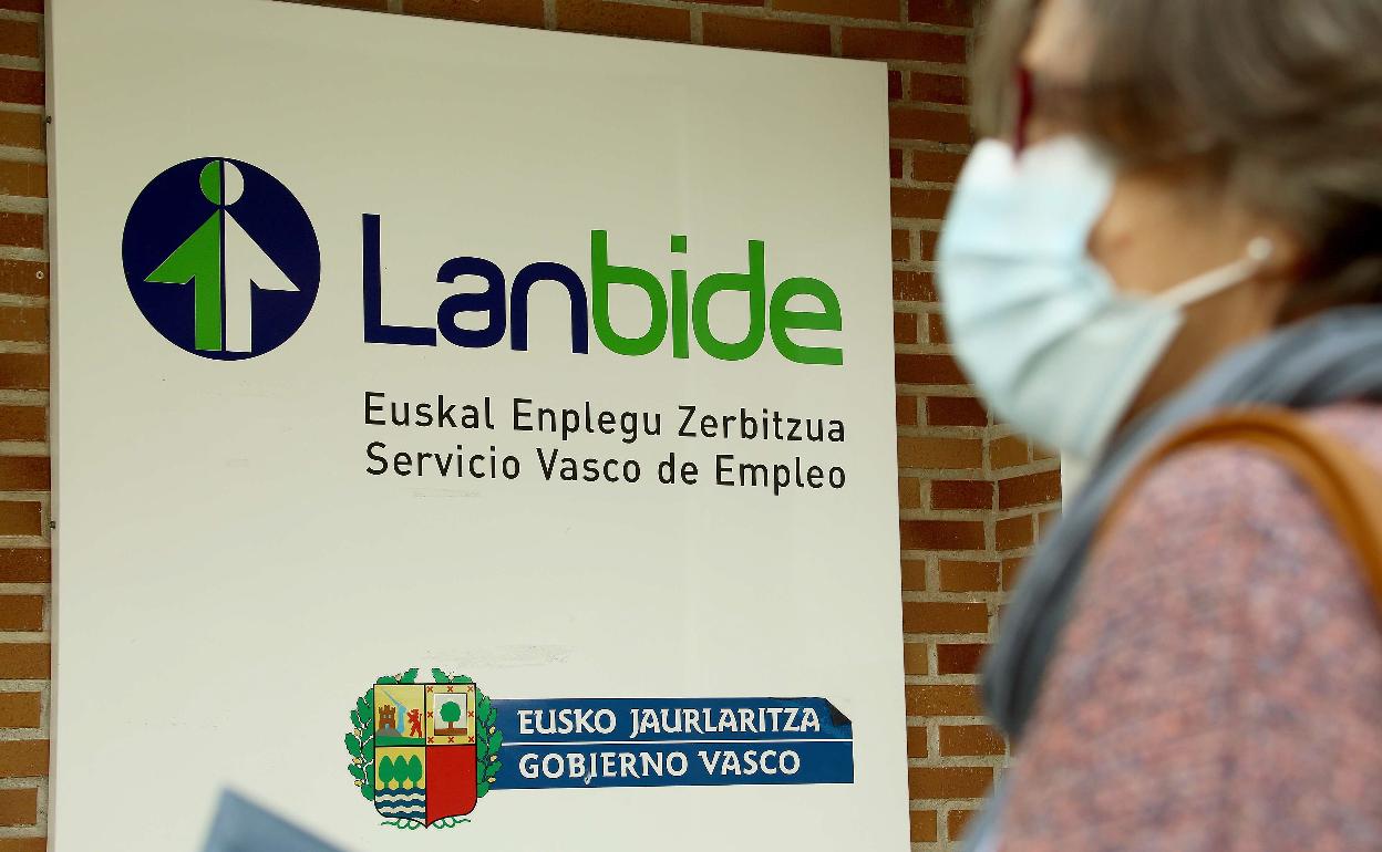 Una persona pasa junto a una oficina de Lanbide. 