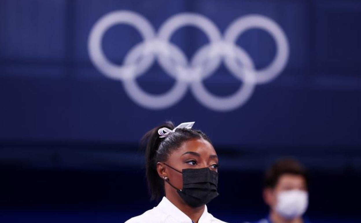 Simone Biles toma la palabra para agradecer el apoyo recibido