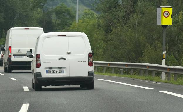 Varios vehículos circulan al lado de la cabina situada en el arcén derecho. 