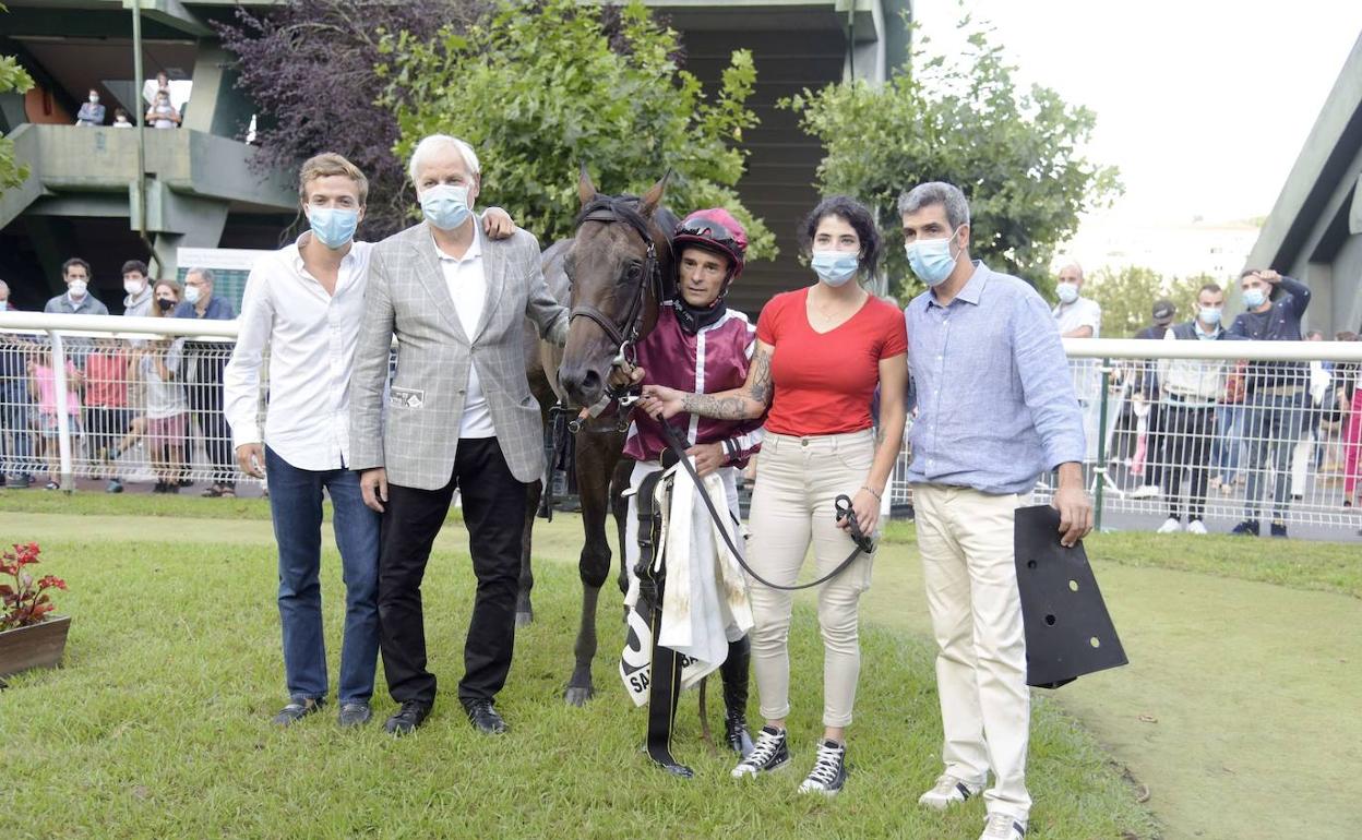 'Boston Bruin', ganador del premio DV de 2020, entre sus propietarios, el jockey Fayos y los mozos. 
