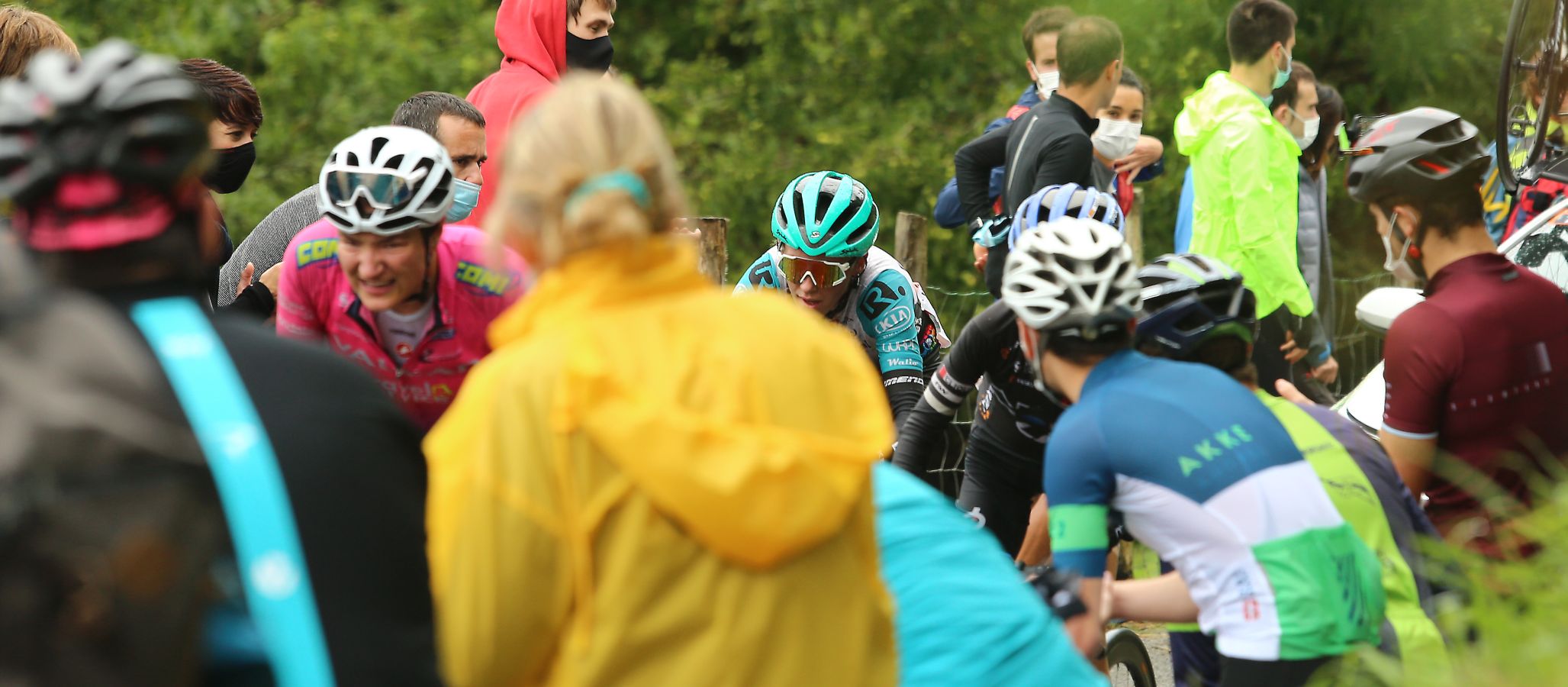 Annemiek van Vleuten (Movistar) se ha impuesto en la meta del Boulevard por delante de Ruth Winder (Trek-Segafredo) y Sabrina Stultiens (CCC)