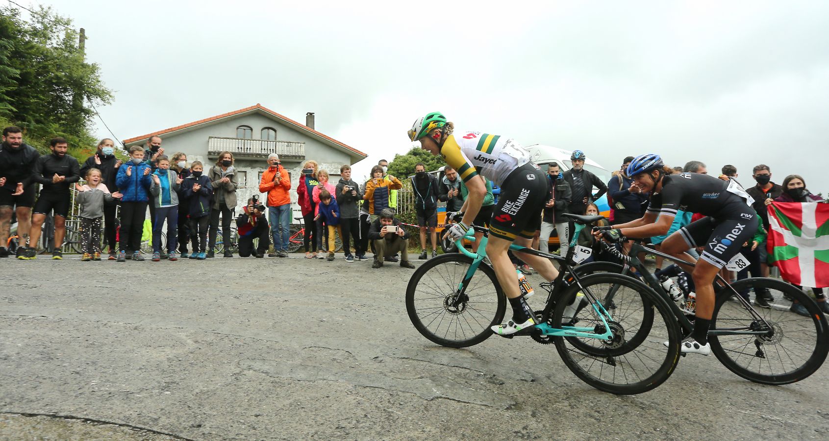 Annemiek van Vleuten (Movistar) se ha impuesto en la meta del Boulevard por delante de Ruth Winder (Trek-Segafredo) y Sabrina Stultiens (CCC)