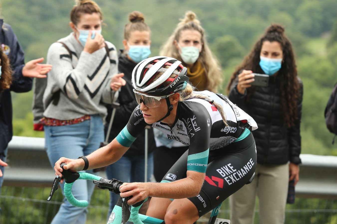 Annemiek van Vleuten (Movistar) se ha impuesto en la meta del Boulevard por delante de Ruth Winder (Trek-Segafredo) y Sabrina Stultiens (CCC)