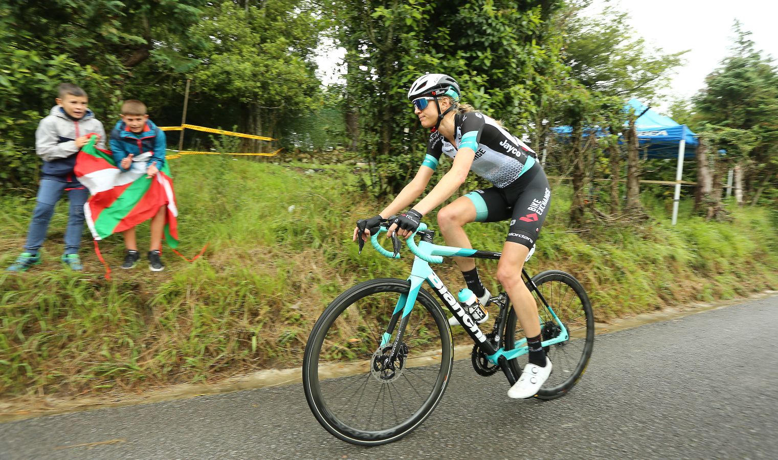 Annemiek van Vleuten (Movistar) se ha impuesto en la meta del Boulevard por delante de Ruth Winder (Trek-Segafredo) y Sabrina Stultiens (CCC)