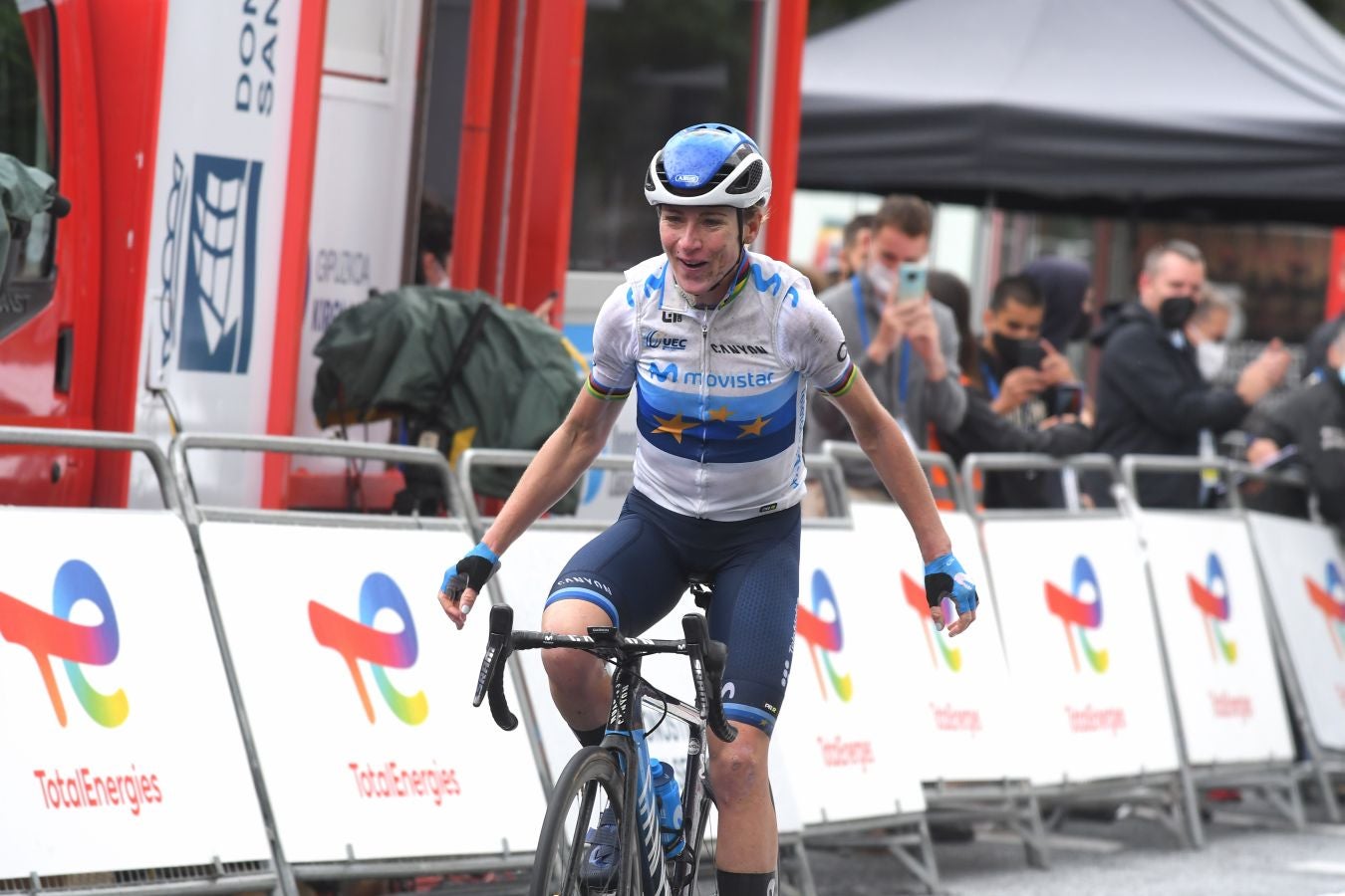 Annemiek van Vleuten (Movistar) se ha impuesto en la meta del Boulevard por delante de Ruth Winder (Trek-Segafredo) y Sabrina Stultiens (CCC)