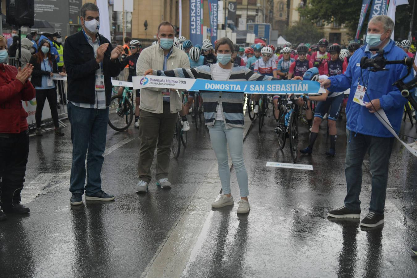Cientos de aficionados han apoyado a las ciclistas en el arranque de la vuelta ciclista en la salida desde el Boulevard donostiarra